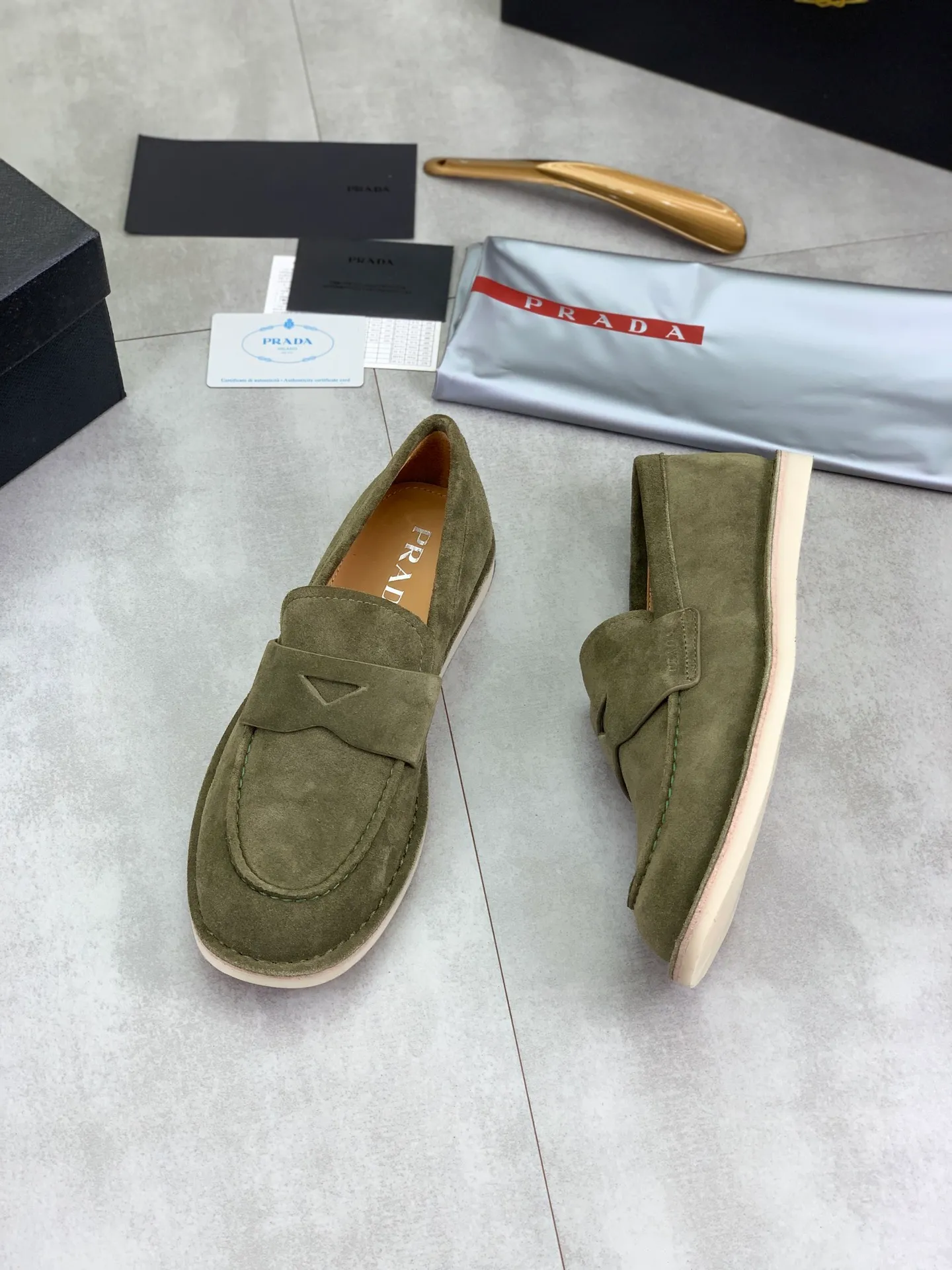 Factory price P740 💰Original quality, top version🔱 ＰＲＡＤＡPrada. Men's business casual leather shoes, top quality cow leather. 1:1 shipment ⬆️Luxurious and noble, all made of imported original first-layer fine suede cowhide, just to create a more comfortable wearing experience. Upper: original comfortable open-edge bead-rubbed calfskin ➕Top imported water-dyed full cow lining, original high-end lightweight and comfortable TPU combination bottom ✔️Code number: 39-44 (38 45 Can be customized)